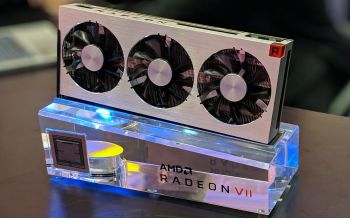 Видеокарта AMD Radeon VII позирует перед фотокамерами