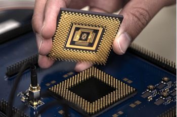 Ученые создали первый рабочий процессор с программируемыми мемристорами