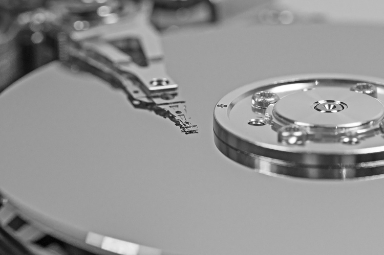 Продажи жестких дисков Western Digital падают: компания несет убытки