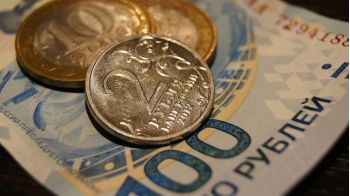 Песков пообещал, что через несколько лет в России появится цифровой рубль